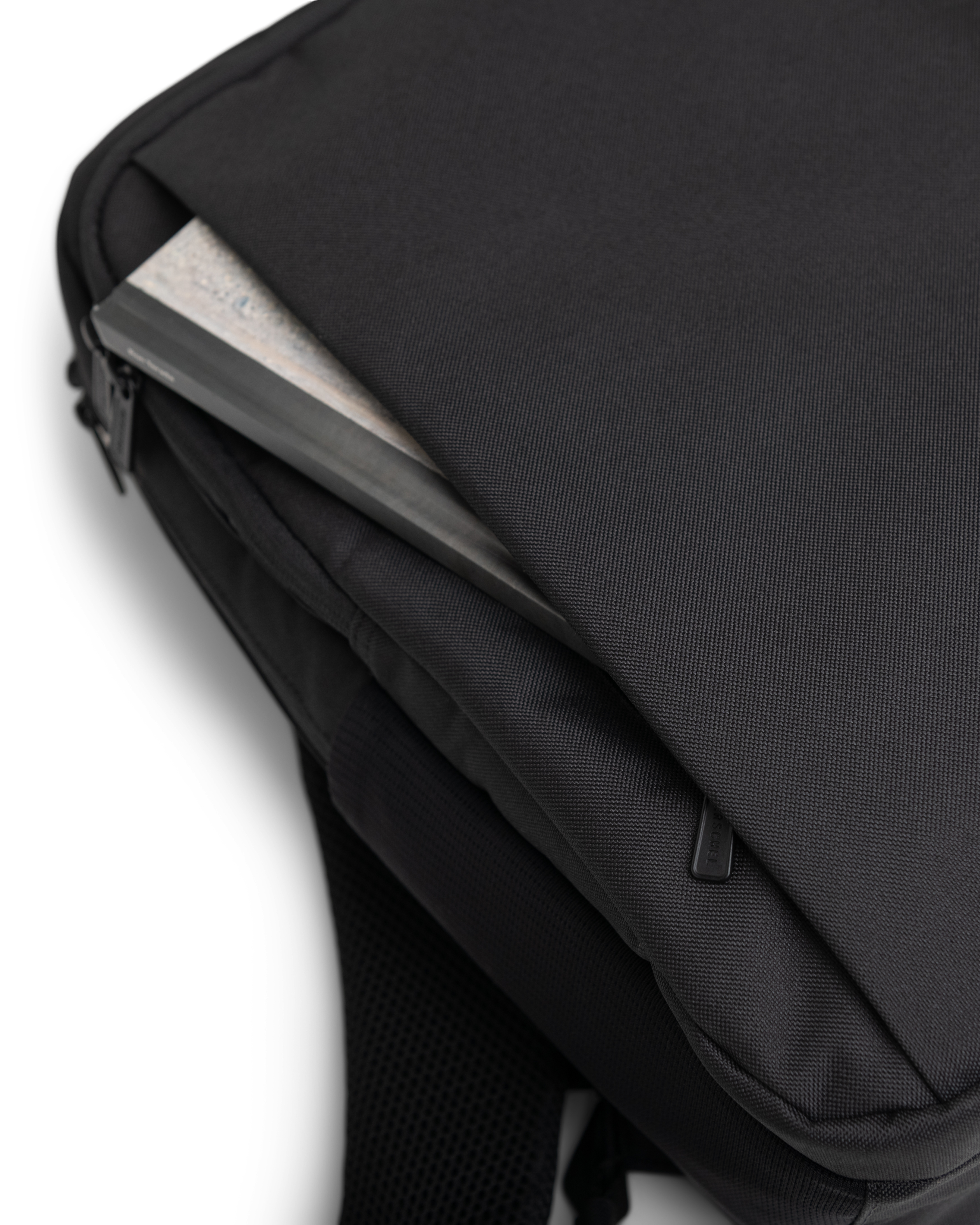 Herschel Kaslo tech spec sheet comparing sizes: Daypack 20L (16.75"x11"x5.75"), Backpack 30L (18.5"x12"x8"), Travel 32L, Camera 30L, and Tote 23L.