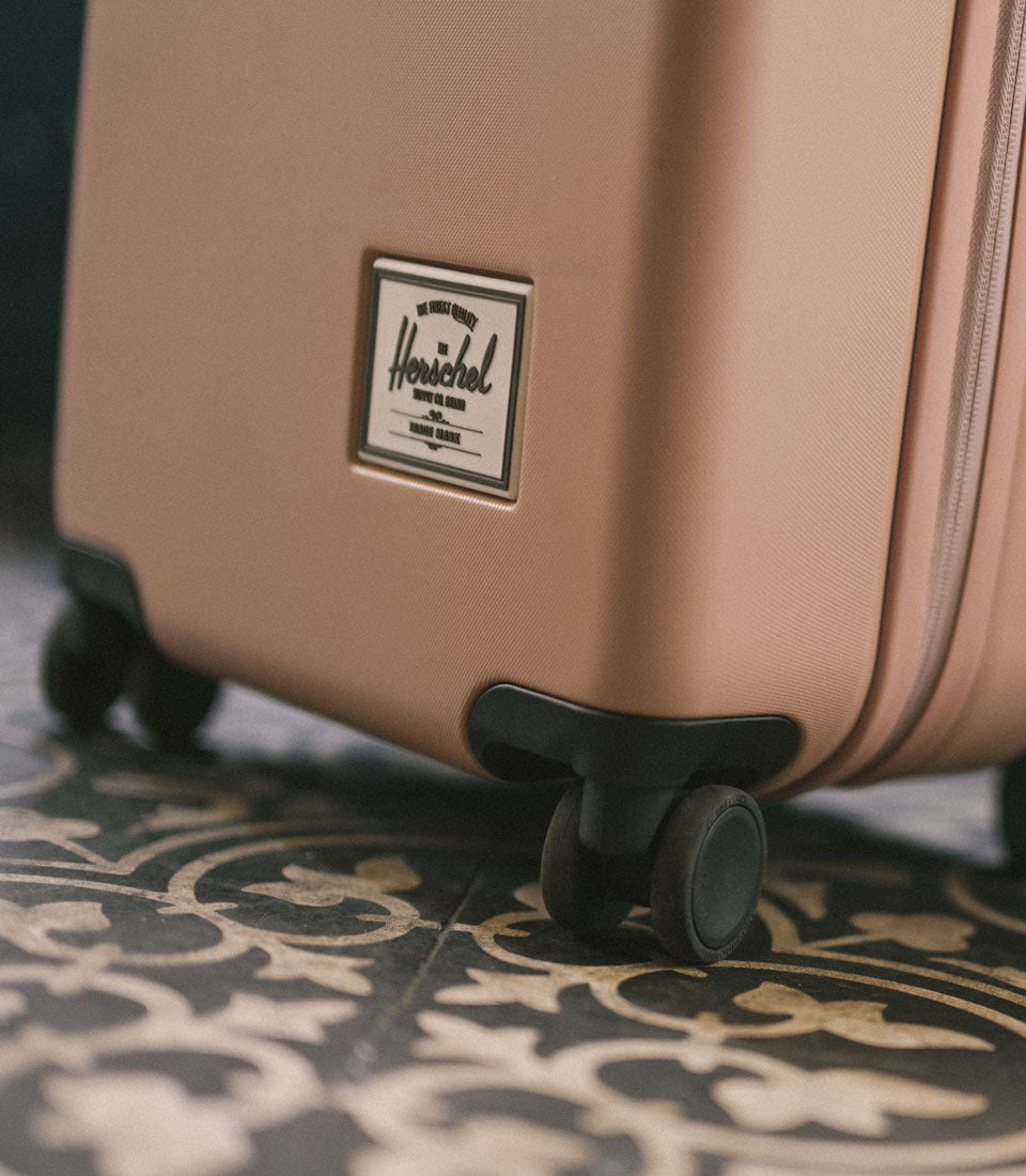 Herschel Heritage Hardshell Large Carry-On Luggage size guide chart. Dimensions: 23.25x14.25x10 in. Internal: 21.26x14.17x9.45 in. Volume: 43L.