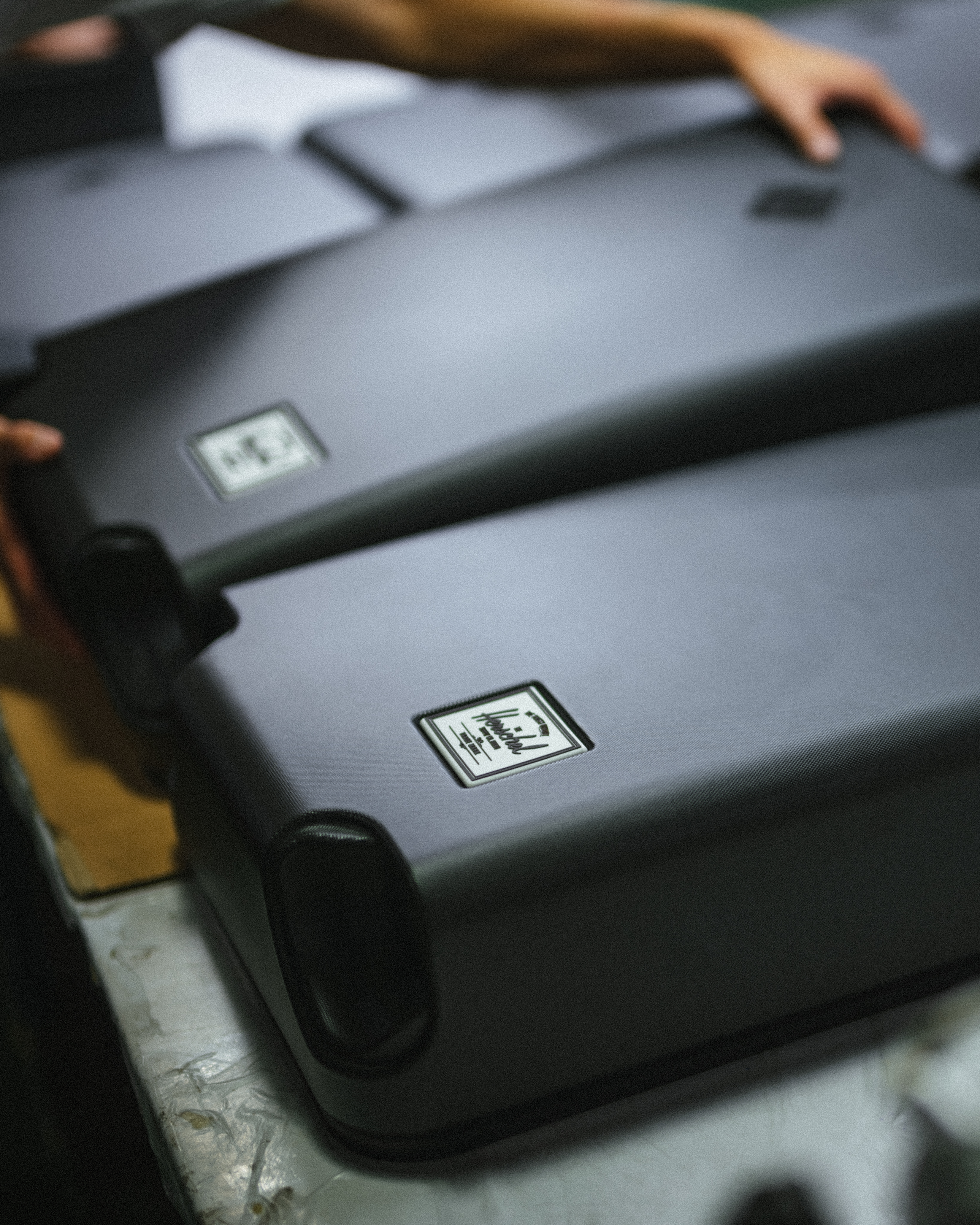 Herschel Heritage Hardshell Large Carry-On Luggage size guide chart. Dimensions: 21.25"(H) x 14.2"(W) x 9.5"(D). Volume: 43L. Weight: 6.5 lb.